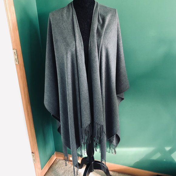ADRIENNE VITTADINI Gray OSFM Wrap/Shawl with Fringe - Picture 2 of 6